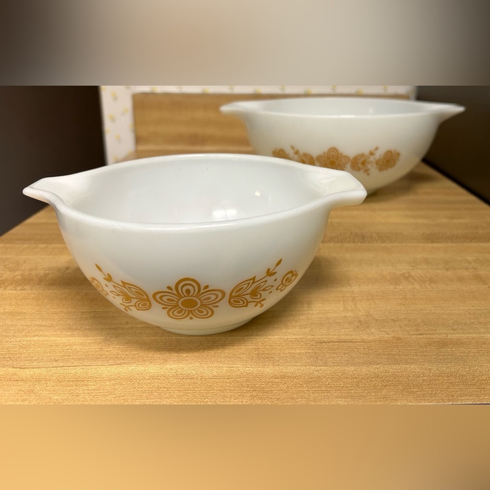 Set of two Pyrex floral bowls.